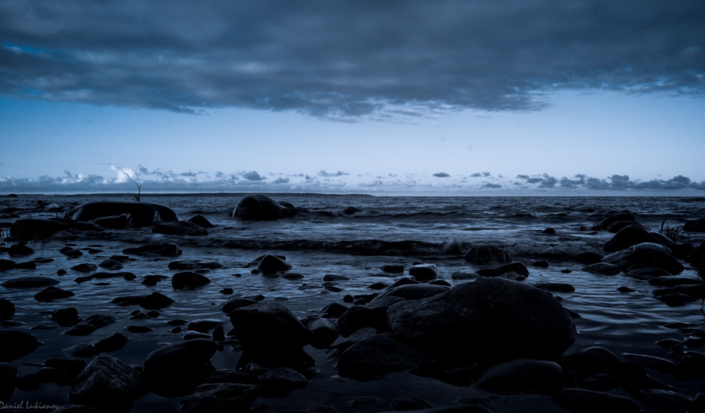 Черные камни на берегу моря