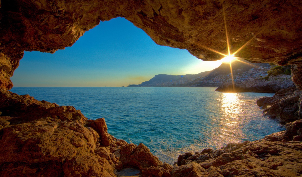 Вид на море из пещеры