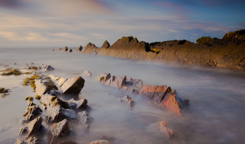 Острые скалы в море