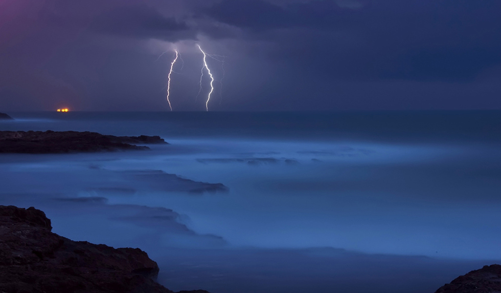 Гроза на море