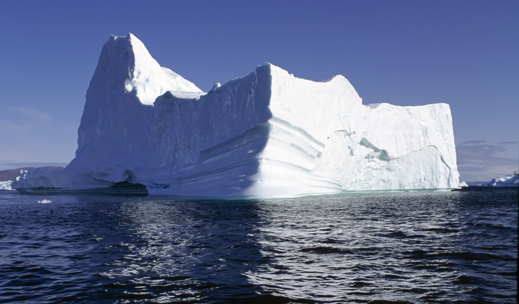 Белый айсберг на темной воде