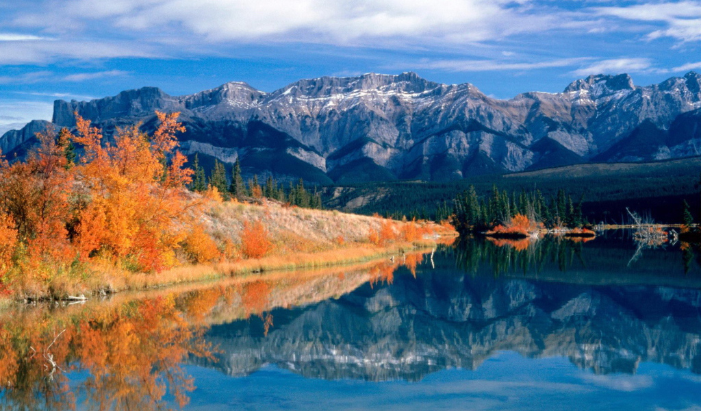 Осень на берегу горного озера