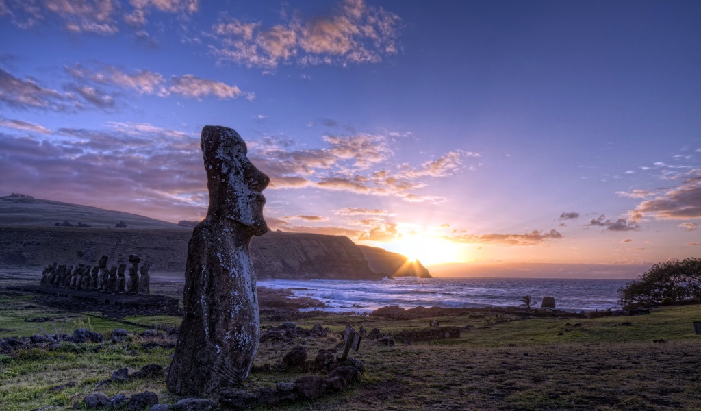 Статуя на берегу моря