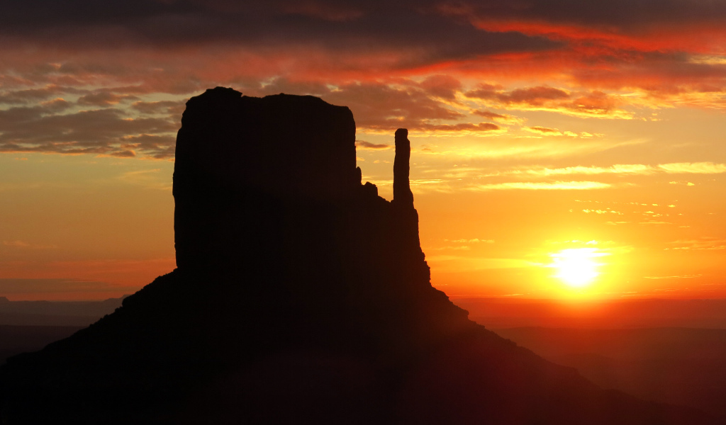 Красивый закат в Долине монументов