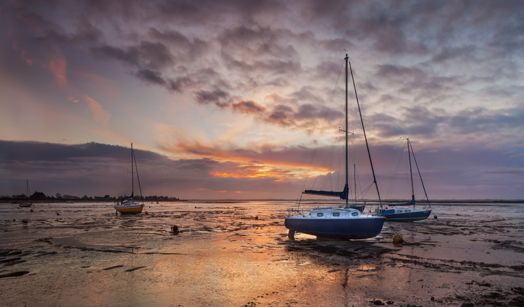 Красивый закат в Великобритании