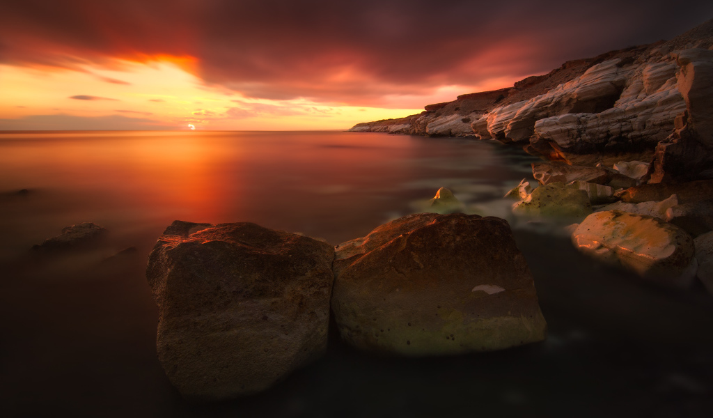 Валуны на фоне красного заката