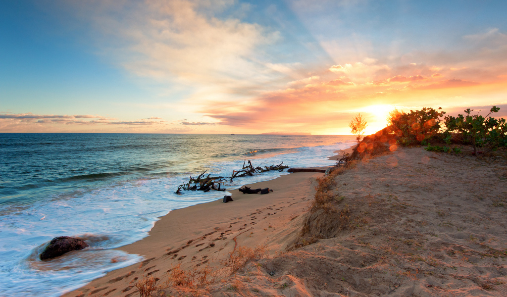Яркий закат на острове