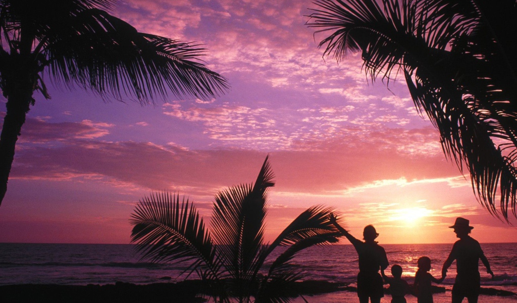 Люди провожают солнце