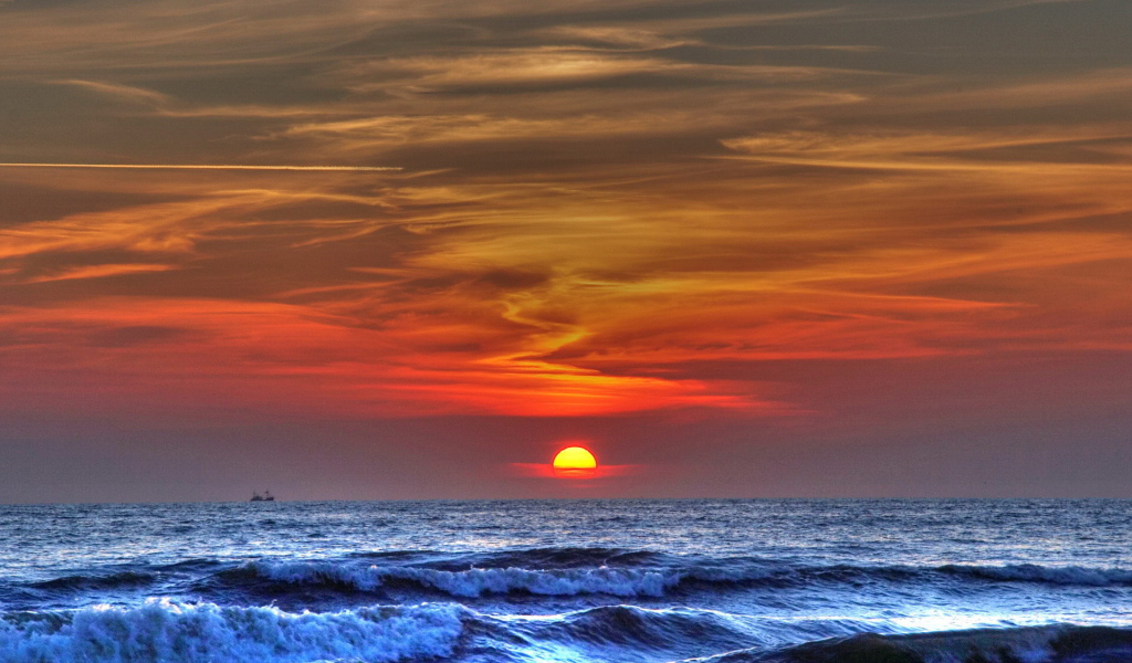 Красный закат над синим морем