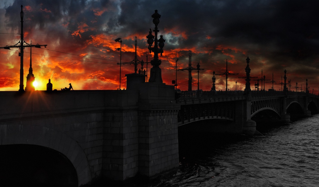 Красный закат за мостом