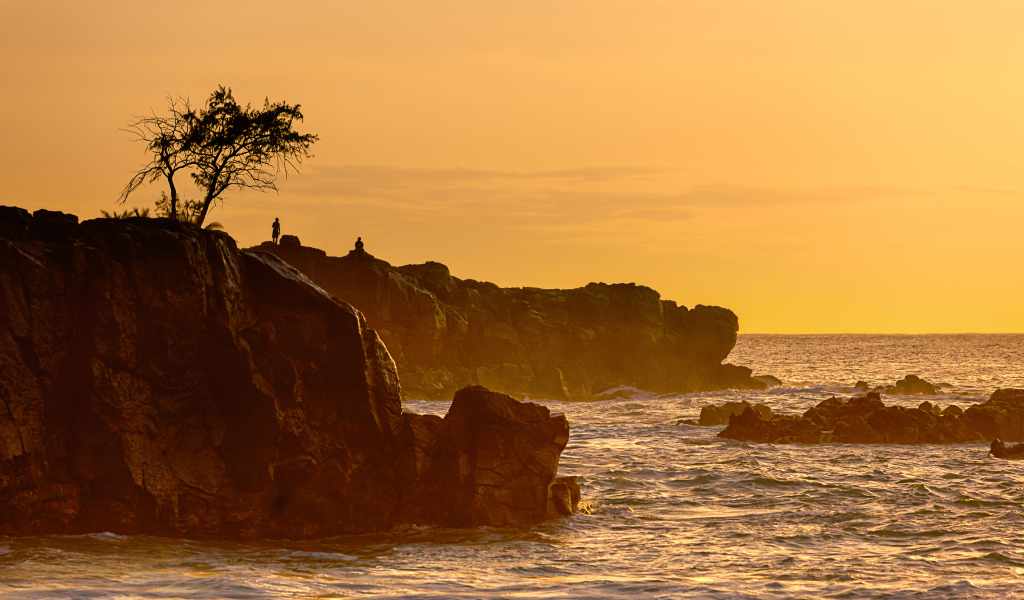 Скалы и красивый закат