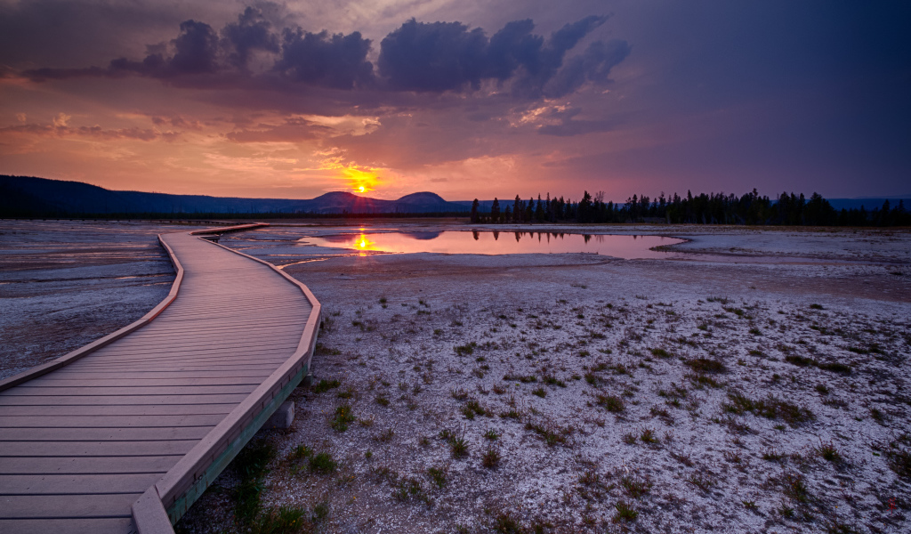 Мостик на фоне заката