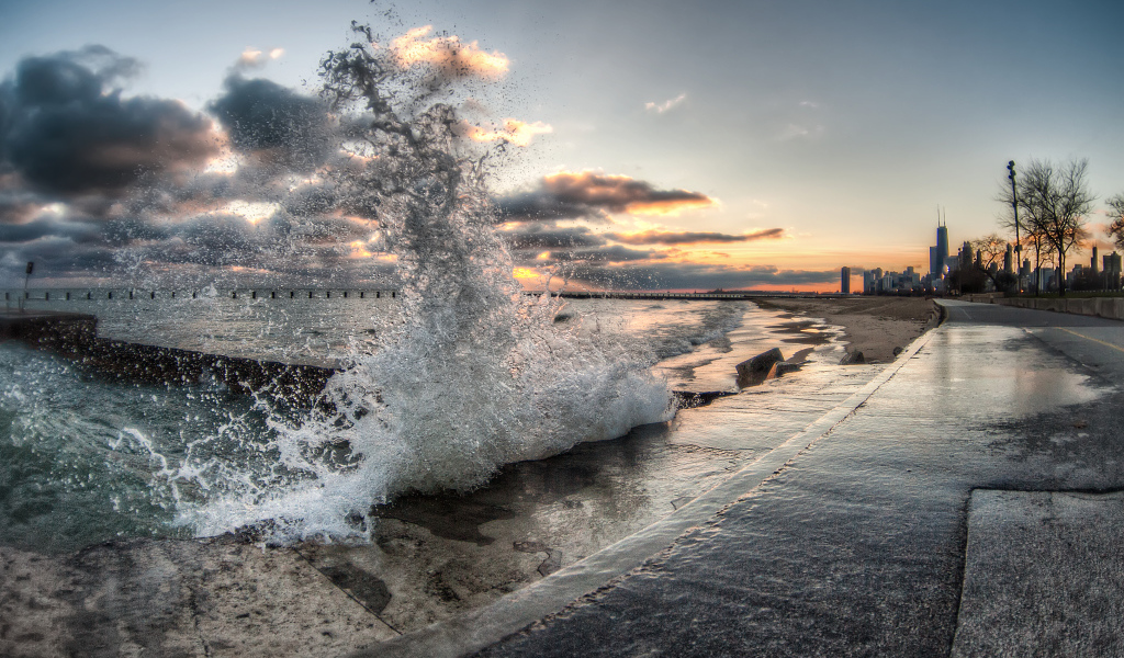 Всплеск волны перед закатом