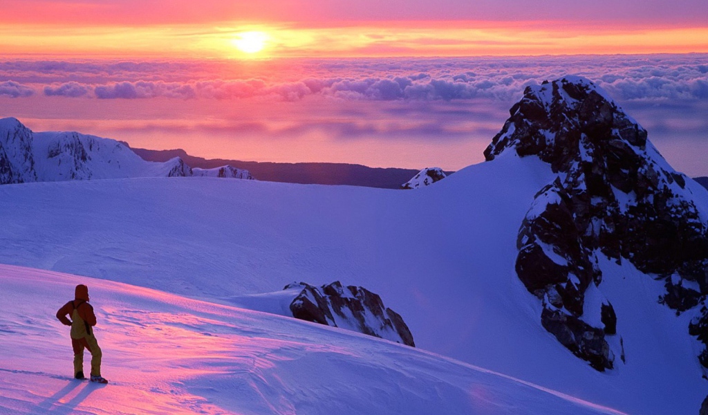 Закат в заснеженных горах