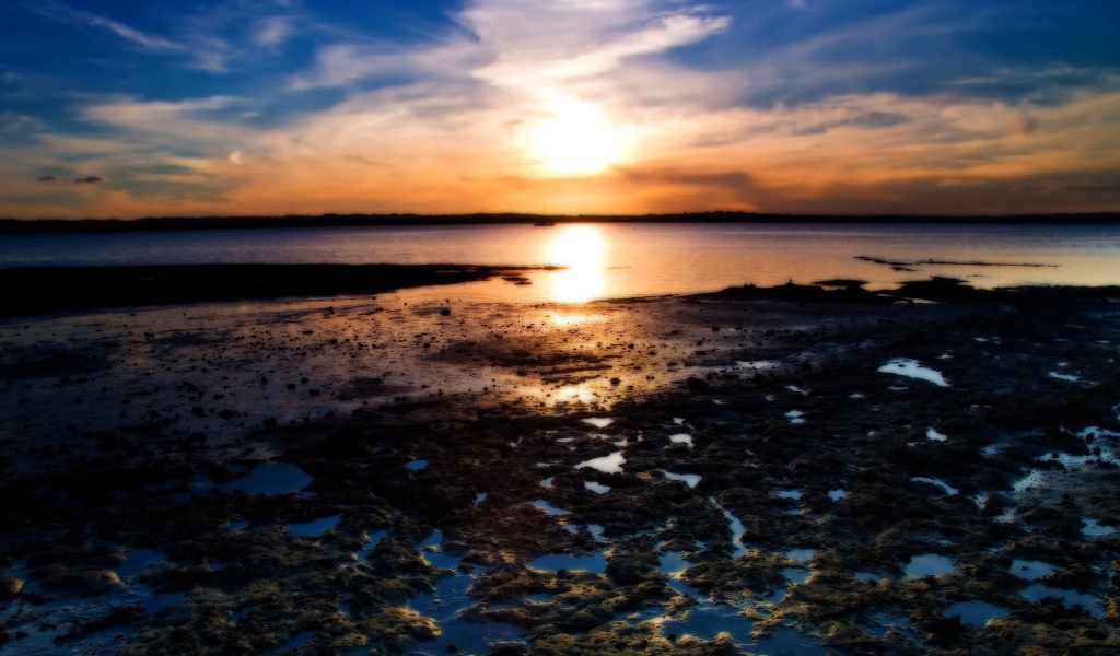 Закат на озере