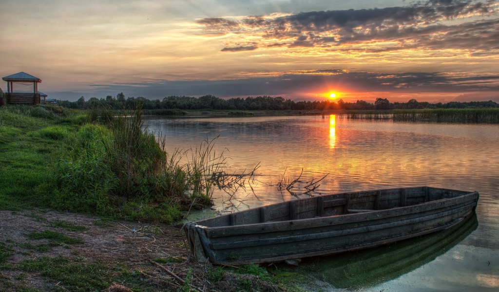 Закат на озере в деревне