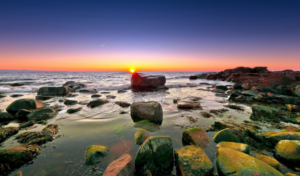 Закат на каменном берегу