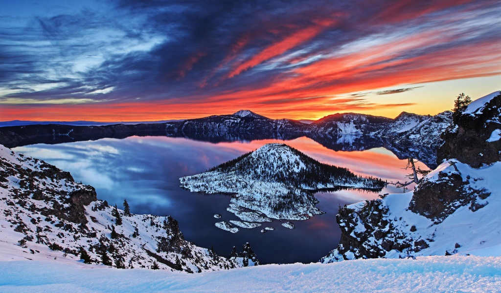 Закат над горным озером