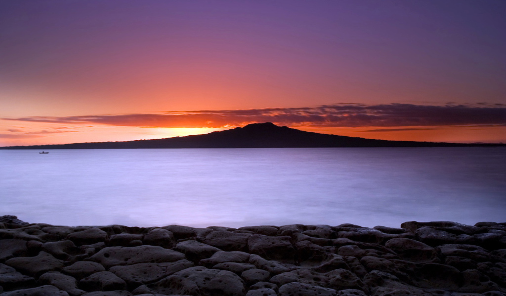 Закат за черной горой