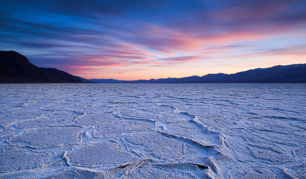 Закат над высохшим озером