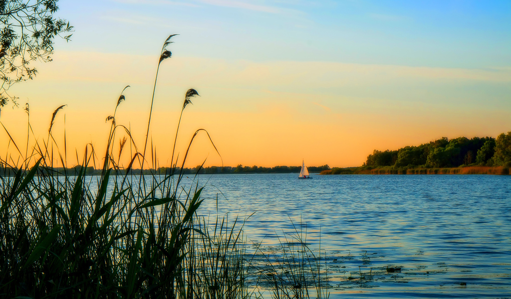 Закат над озером