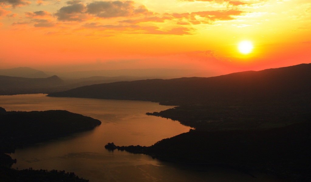 Закат над извилистой рекой