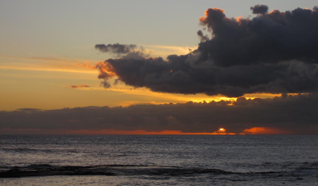 Солнце садится в тучу