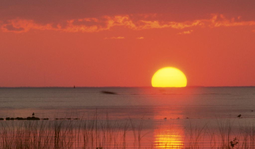 Солнце садится в океан