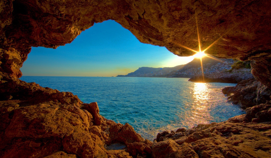 Вид на закат из пещеры