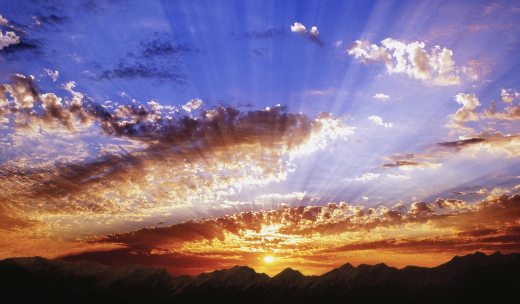 Лучи на небе от заката