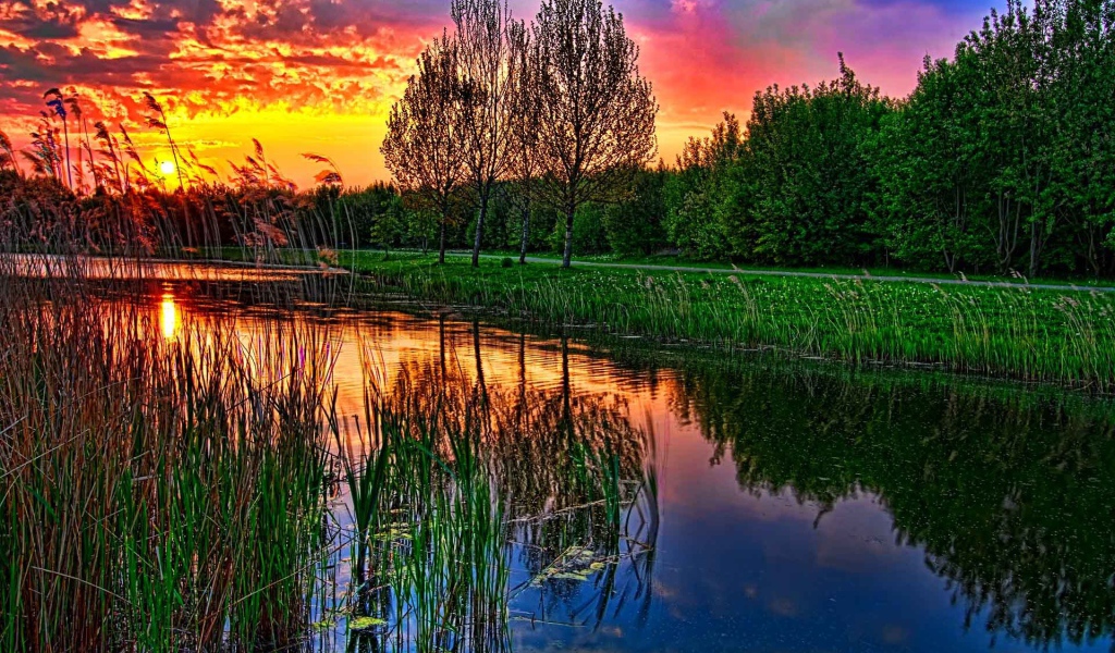Красный закат над озером