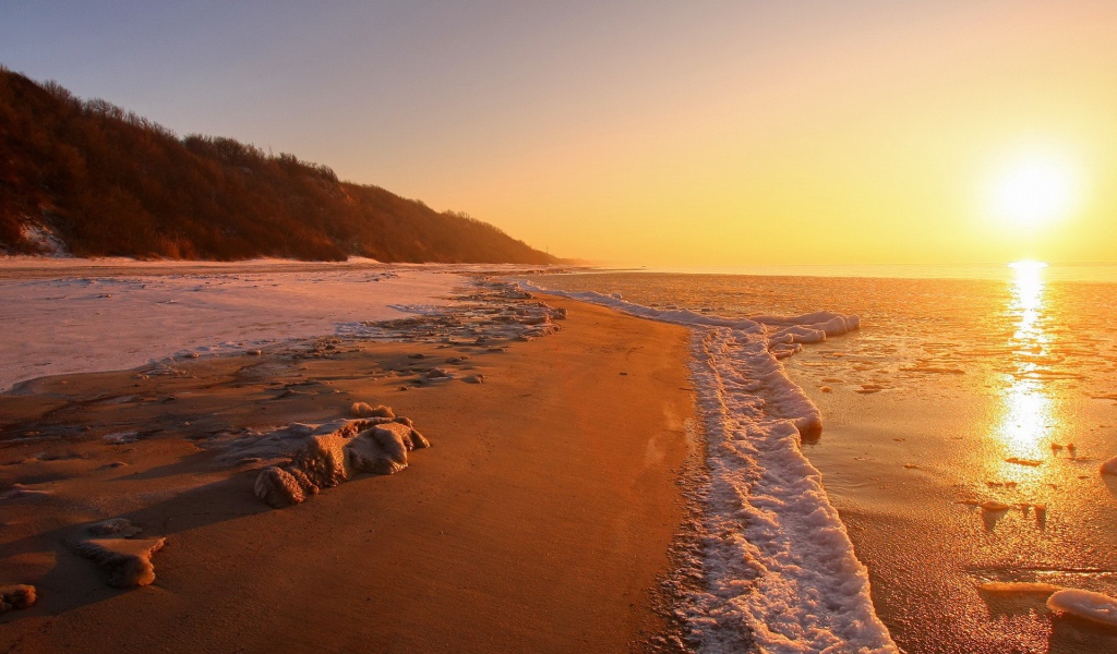 Морская пена на пляже