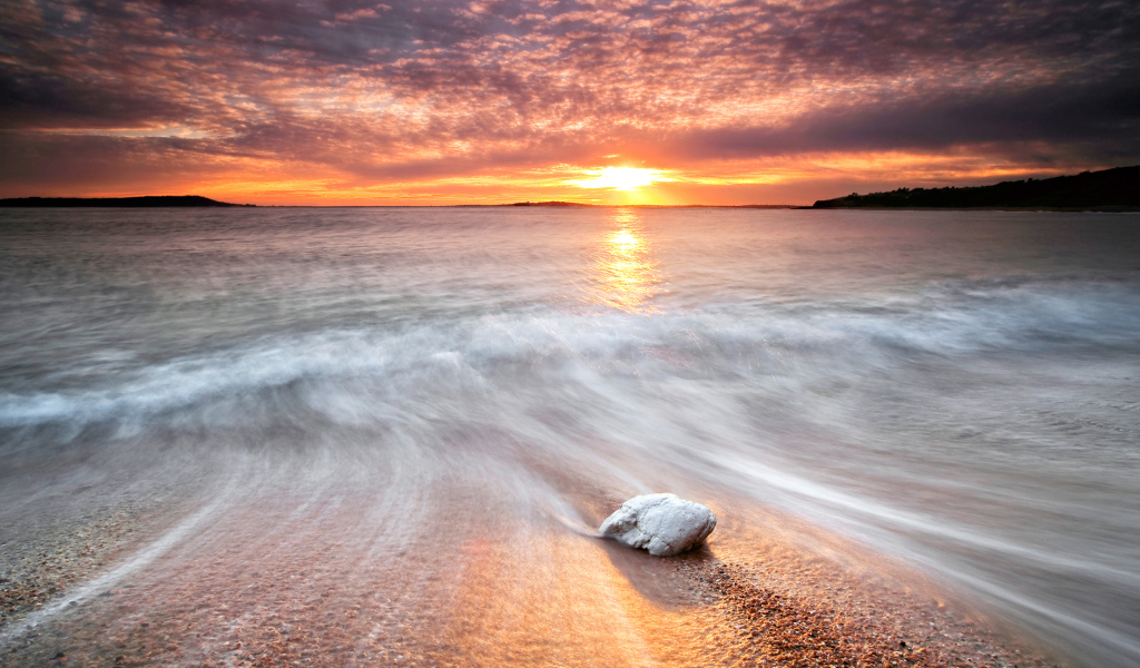 Красивый закат на пляже
