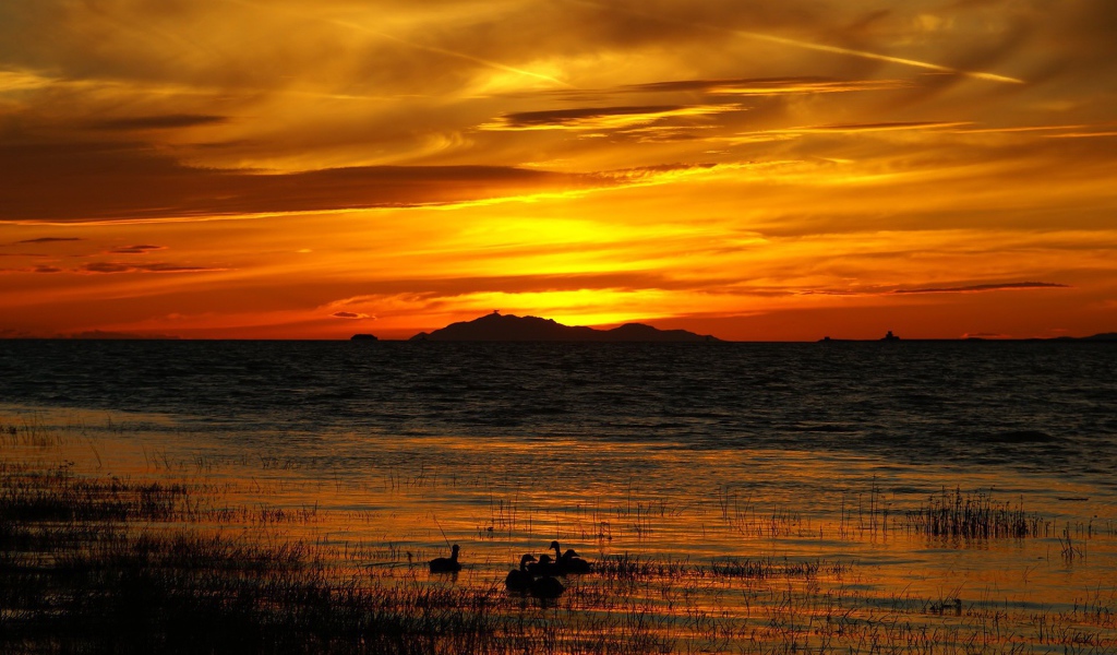Золотой закат над озером