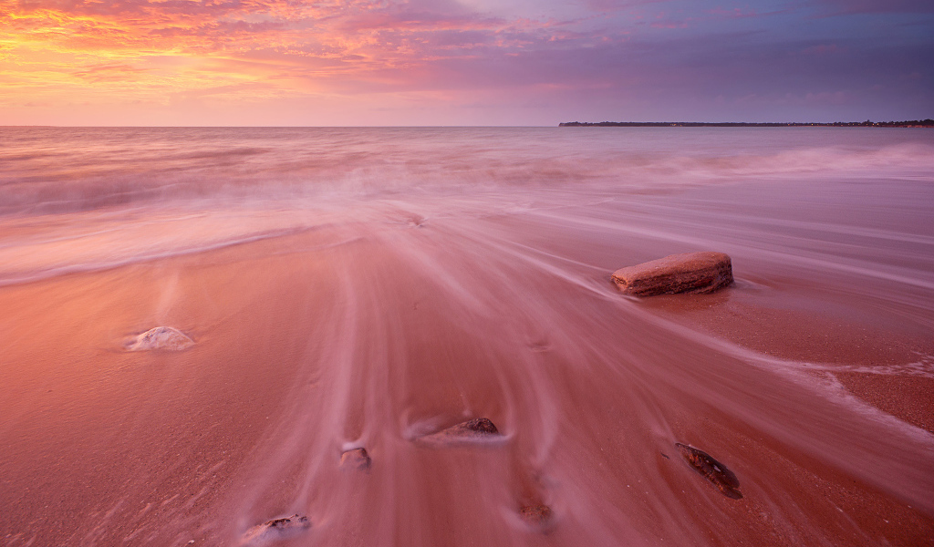 Розовый песок на закате