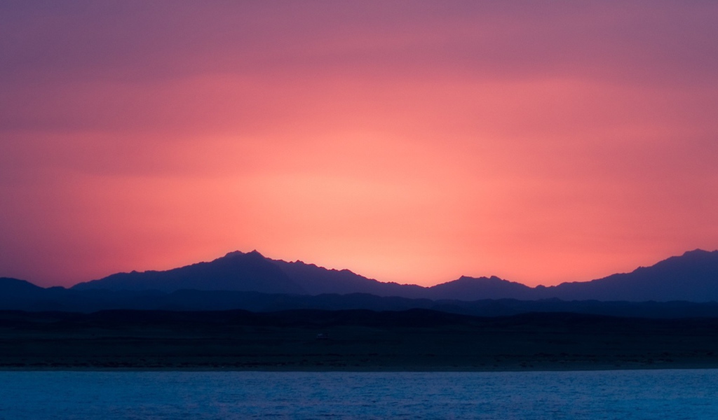 Розовый закат над синим морем