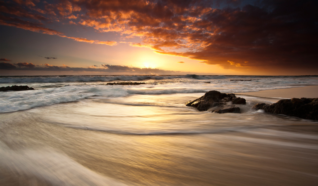 Закат на теплом море