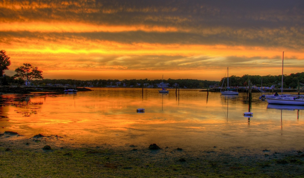 Закат солнца на причале