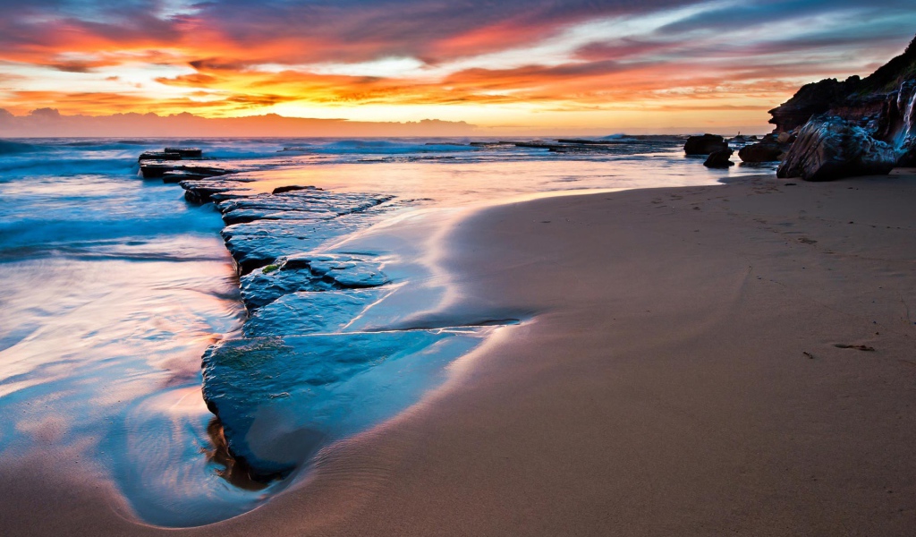 Закат на каменном пляже