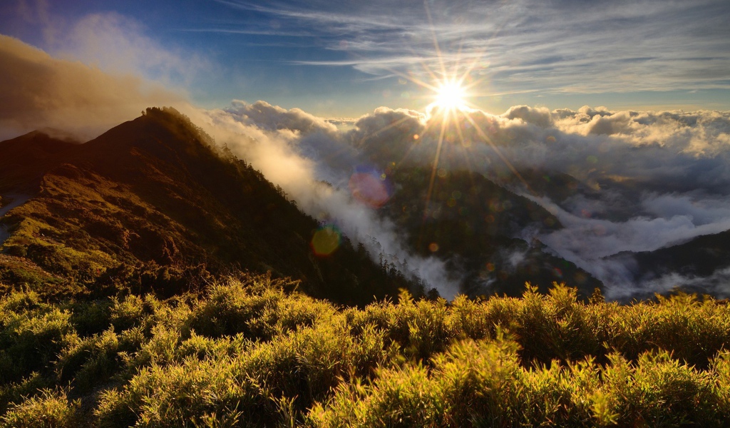 Солнце садится за горы