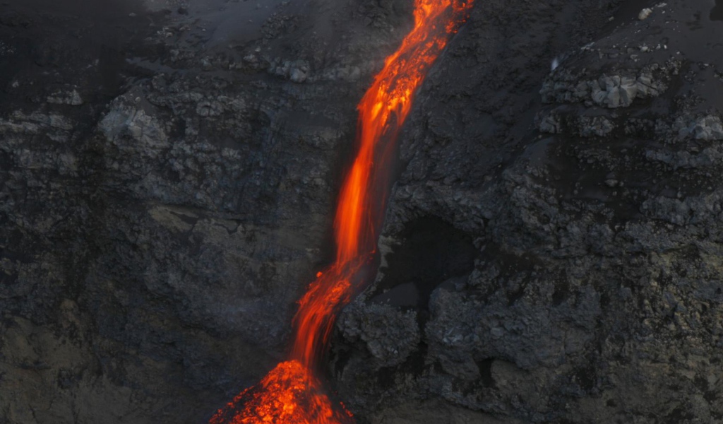 Поток лавы из вулкана