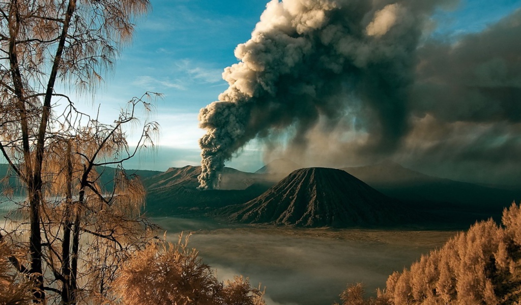 Дым пробужденного вулкана