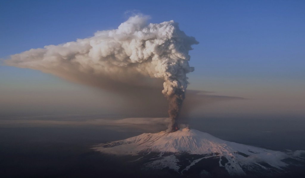 Дым вулкана на высоте