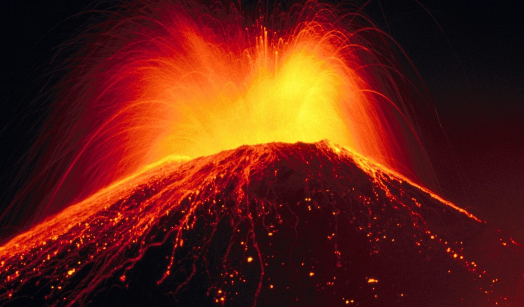 Извержение вулкана с брызгами лавы