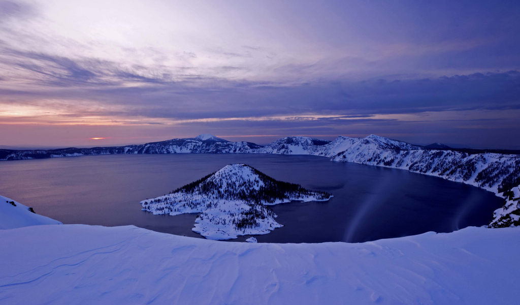 Озеро в кратере вулкана