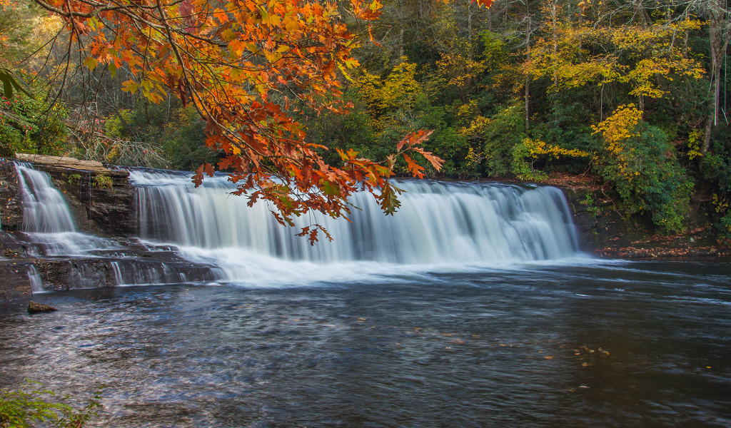 Осенний пейзаж с водопадом