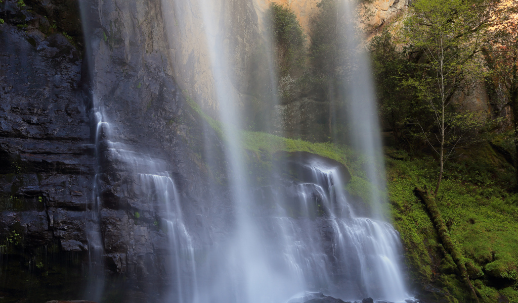 Красивый водопад в США