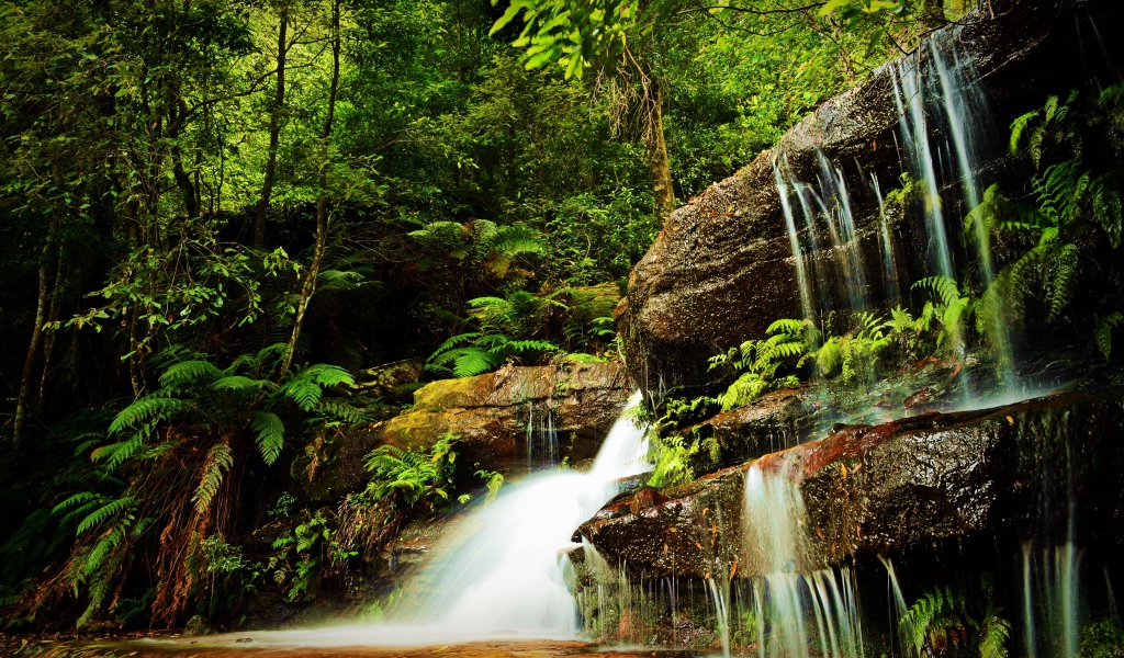 Красивый водопад на речке