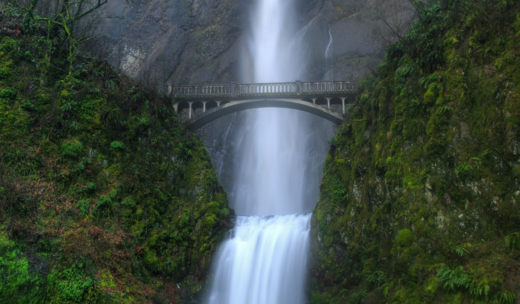 Мост над водопадом