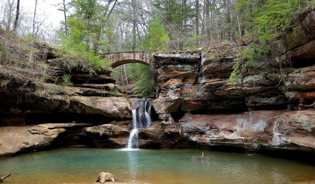Мост над водопадом